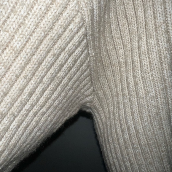 H&M Turtle Neck cropped sweater - Picture 4 of 7